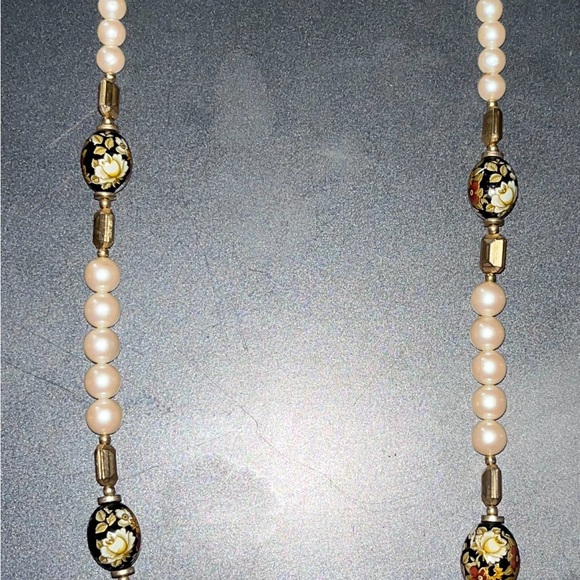 1960 pearl necklace featuring faux pearls Porcelain Accent Beads -Japan - Picture 4 of 6